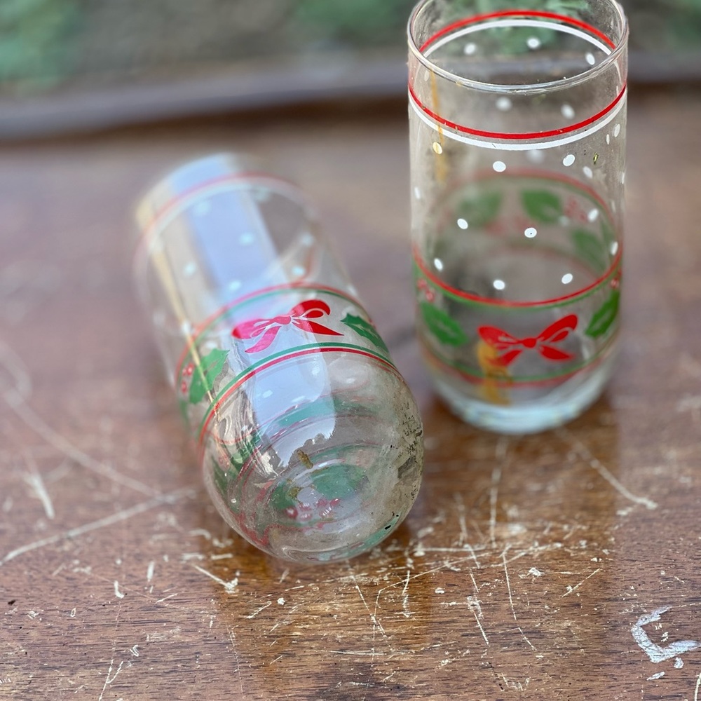 Holly and Bow Red and Green Drinking Glasses - Set of 2